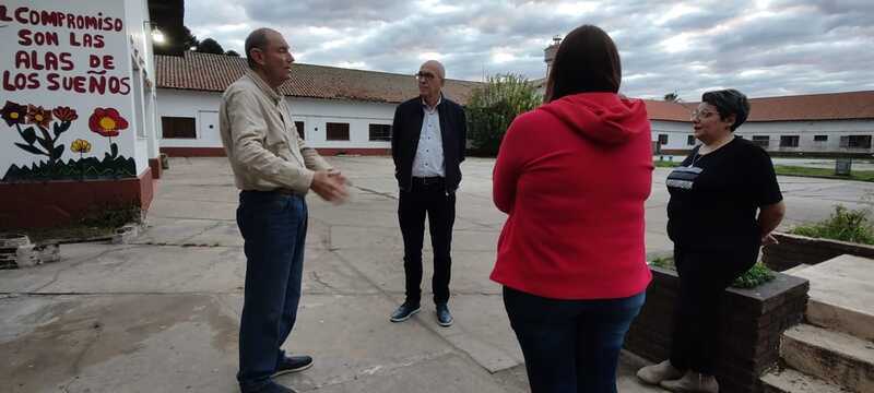 Las autoridades en el colegio