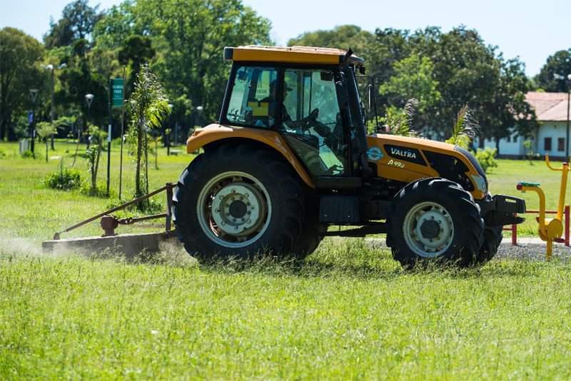 Un tractor amarillo