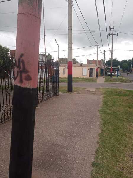 Una de las columnas pintadas