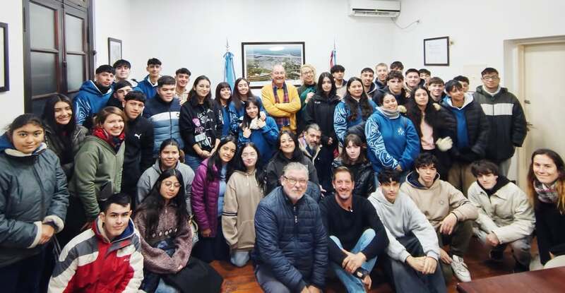 Los estudiantes en el despacho del Intendente