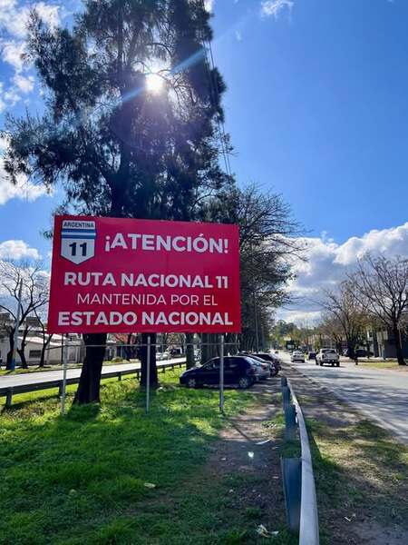 Con cartel y todo