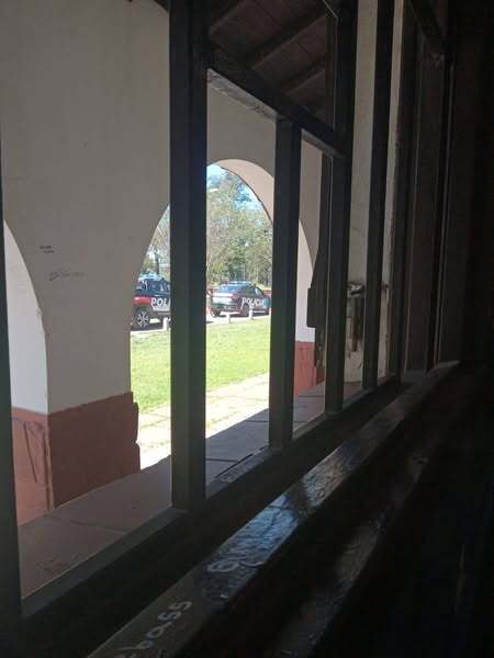 M&oacute;viles policiales en la escuela 330