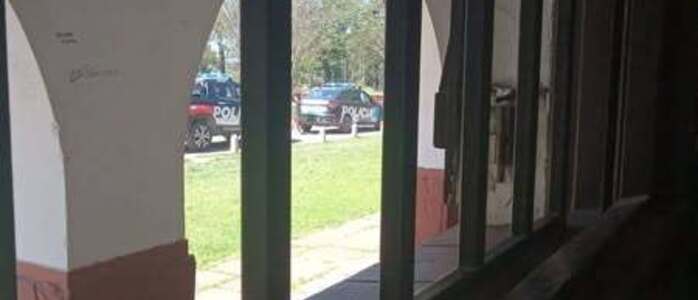 Móviles policiales en la escuela 330