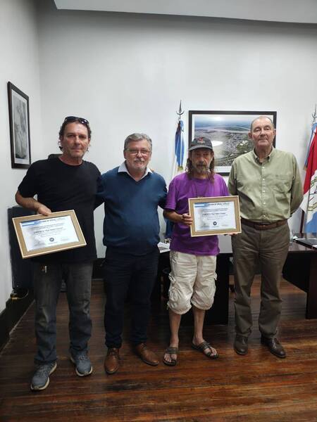 Las autoridades locales con los hermanos Cepeda