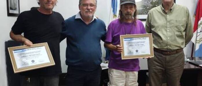 Las autoridades locales con los hermanos Cepeda