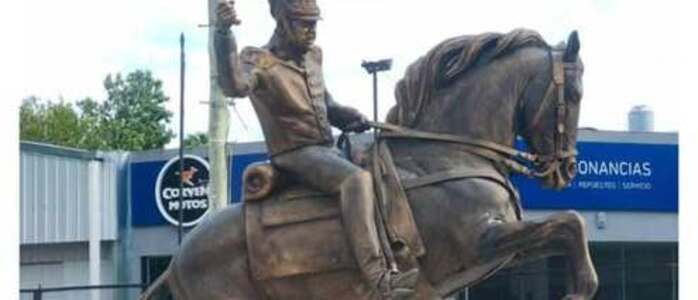 La estatua da&ntilde;ada