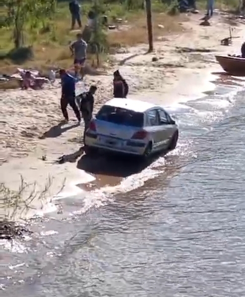 El auto  aorillas del rio